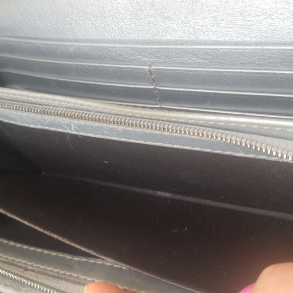 RARE☘️GUCCI GG SILVER METALLIC Leather Wallet.-Snap closer is broken. Very Clean - Picture 5 of 11